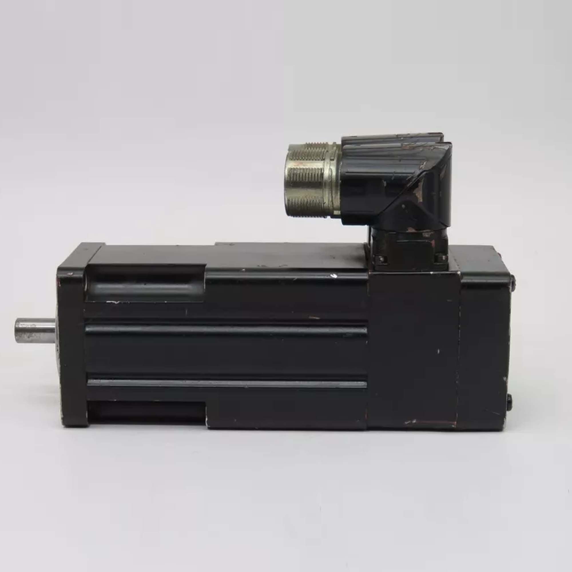 MPL-A1530U-EJ72AA Allen-Bradley MPL servo motor, view 2